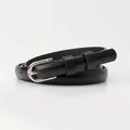 Cintura sottile in pelle nera da donna con fibbia ad ardiglione a U color argento - Nero