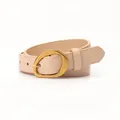 Cintura da donna minimalista in pelle beige nudo con fibbia ad ardiglione oro opaco - Albicocca