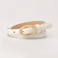 Cintura sottile in pelle bianca da donna con fibbia ovale oro opaco per un look chic - Bianco