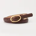 Cintura sottile in pelle marrone scuro da donna con fibbia ovale dorata elegante - caffè