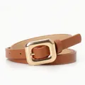 Damen schmaler brauner Gürtel mit polierter goldener quadratischer Schnalle - Camel
