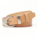 Cinturón fino de cuero beige para mujer con hebilla ovalada de metal mate y costuras - Caqui