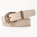 Beigefarbener Gürtel aus Kunstleder mit Vintage-Blumenschnalle und rissiger Textur - Beige