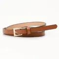 Cintura sottile marrone da donna con fibbia quadrata dorata e trama in pelle - Cammello