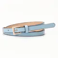 Sottile cintura da donna in pelle celeste con elegante fibbia in metallo dorato - Celeste