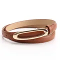 Smalle bruine lederen damesriem met een minimalistische gouden ovale metalen gesp - camel