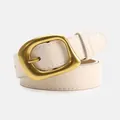 Cinturón minimalista de cuero beige para mujer con elegante hebilla ovalada dorada - Beige