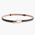 Ceinture fine en similicuir marron foncé pour femme avec boucle en métal doré en cœur - Café