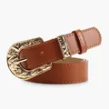 Cintura in pelle marrone con fibbia dorata martellata e trama irregolare - Cammello