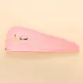 Détail du bonnet de douche en polaire corail rose avec broderie citron et bouton - Rose