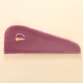 Détail de la serviette cheveux en polaire corail violette avec broderie étoile arc-en-ciel - Motif Météore Arc-en-Ciel / Violet Raisin