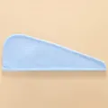 Dettaglio dell'asciugamano per capelli in microfibra azzurra con bottone e trama soffice - Azzurro