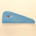 Détail de la serviette à cheveux en polaire corail bleue avec broderie fraise douce - Motif Fraise / Vert Foncé