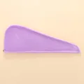 Dettaglio dell'asciugamano per capelli in pile di corallo viola con trama morbida - Violetto