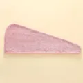 Dettaglio dell'asciugamano in pile di corallo rosa con trama morbida e super assorbente - 25x65cm / Rosa
