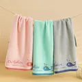 Trois serviettes en coton de couleur rose, vert et gris avec broderie dauphin sur une corde - 74x34cm / Baleine Couleur Mixte