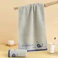 Serviette de visage en coton gris absorbant avec motif baleine et bordure bleu marine - 74x34cm / Baleine Grise