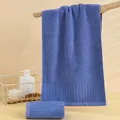 Dettaglio asciugamano in cotone blu spesso con bordo jacquard a strisce verticali in casa - 75x35cm / Blu Zaffiro