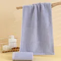 Dettaglio dell'asciugamano in cotone lavanda spesso con trama a costine e spugna - 75x35cm / Grigio Argento
