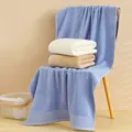 Nahaufnahme weicher Baumwoll-Badetücher in Blau und Weiß mit feinen Streifendetails - 75x35cm / Mehrfarbig