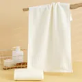 Dettaglio dell'asciugamano in puro cotone bianco con soffice trama a riccio e bordo rigato - 75x35cm / Bianco Latte