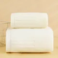 Dettaglio del set di asciugamani in cotone bianco con trama a righe orizzontali e morbide - 75x35cm / Bianco Piano