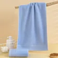 Vista macro della trama in cotone azzurro con elegante dettaglio del bordo jacquard a righe - 75x35cm / Blu