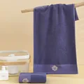 Dettaglio dell'asciugamano in cotone viola con ricamo corona d'oro e trama spessa - Tipo standard / Viola