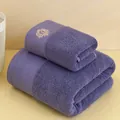 Dettaglio ravvicinato di asciugamani in cotone viola con ricamo a corona dorata - Asciugamano viso / Viola