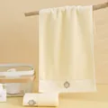 Dettaglio asciugamani in cotone beige con ricamo a corona e scudo di alta qualità - Tipo standard / Bianco Sporco