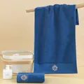 Dettaglio dell'asciugamano in cotone blu scuro con spugna densa e ricamo a corona - Tipo standard / Blu