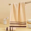 Serviette en coton crème avec rayures brunes suspendue à une branche en bois - 73x33cm / Camel