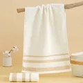 Serviette en coton blanc crème avec rayures kaki dans une ambiance naturelle - 73x33cm / Blanc Ivoire