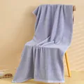 Asciugamano in cotone lavanda spesso con strisce verticali su una sedia in legno - 140x70 / Grigio