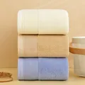 Set di tre asciugamani da bagno in cotone spesso in crema, marrone e lavanda - 140x70cm / Colori Misti