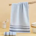 Serviette en coton bleu clair à rayures grises, serviette de bain absorbante style nordique - 73x33cm / Bleu Gris
