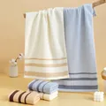 Serviette en coton bleu clair avec rayures grises, pliée pour un usage domestique - 73x33cm / Multicolore