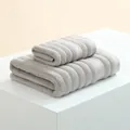 Set di asciugamani in cotone grigio spesso con strisce minimaliste e consistenza soffice - 35x75cm / Grigio Caffè Onda