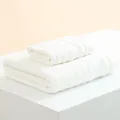 Set di asciugamani in cotone bianco spesso con strisce su un supporto espositivo - 35x75cm / Onda Bianco