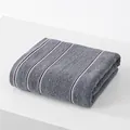 Serviette en coton gris absorbant avec rayures blanches et brunes et texture bouclée douce - 75x35cm / Gris Quatre Satins