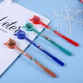 Détail de stylos de Noël avec embouts de bois de cerf remplis de paillettes colorées - Style Renne de Noël