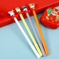Vue détaillée de quatre stylos de Noël colorés avec rennes en silicone 3D et décorations - Style Animal de Noël en Bottes (D款鞋子圣诞立体中性笔)