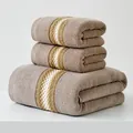 Ensemble de trois serviettes en coton marron clair avec rayures jacquard et texture épaisse - Deux Serviettes Et Un Drap De Bain / Dégradé Marron