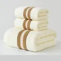 Ensemble de 3 serviettes en coton beige, texture épaisse avec motif à rayures brunes - Deux Serviettes Et Un Drap De Bain / Dégradé Crème