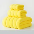 Set di tre asciugamani in cotone giallo brillante con ampie strisce verticali e trama morbida - Asciugamano Mani Asciugamano Viso e Telo Mare / Giallo Brillante