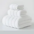 Set di tre asciugamani in cotone bianco con trama a coste, inclusi telo bagno e viso - Bianco