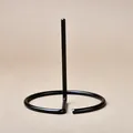 Support en métal noir mat avec base circulaire pour cristaux et présentoirs à bijoux - Style Tige Unique avec Base Circulaire Minimaliste / Noir mat