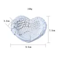 Vue détaillée du plateau cœur ailes d'ange en résine blanche avec texture plume, 158g - Blanc Cœur