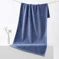 Conjunto De Cuatro Piezas De Satén Azul Oscuro Con Estampado