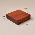 Detailopname van 5x5cm massief houten displaybasis met natuurlijke roodbruine nerven - Square Style / 5x5cm / Donker Roodbruin